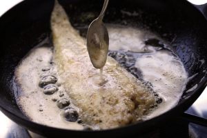 burro versato sulla sogliola in padella