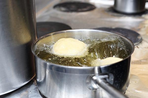 Milano, dipendente di un ristorante ustionata con olio bollente