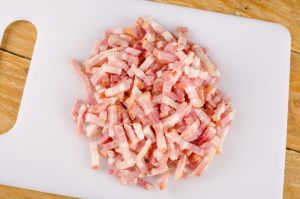 pancetta a striscioline su tagliere