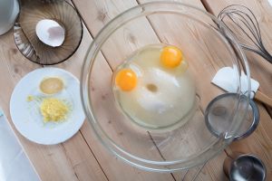 uova e zucchero in ciotola