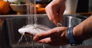 orata lavata sotto l'acqua