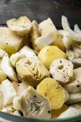 carciofi e patate in padella in cottura