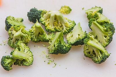 Pulite e tagliate i broccoli