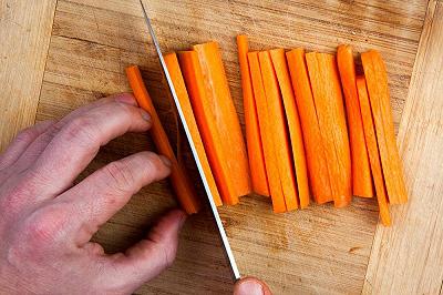 Lavate e tagliate le carote