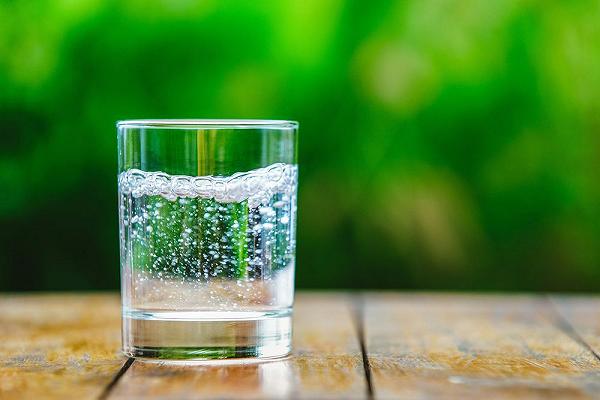 Acqua frizzante sparita dai supermercati: manca la CO2. A rischio anche la birra