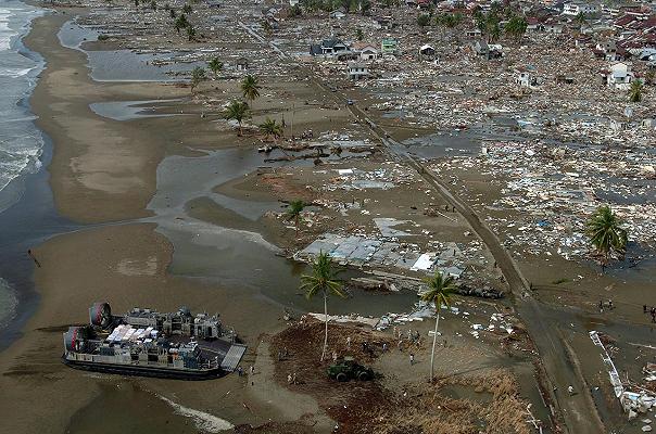 Cibo e acqua arrivati a Tonga: gli aiuti umanitari trovano un paese devastato