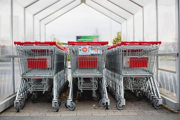 Roma: il ragazzo che sistema i carrelli alla Coop chiede di essere assunto