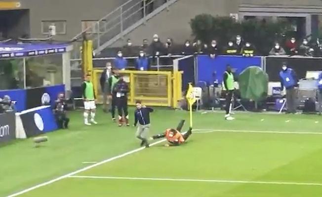 Barista di San Siro invade il campo durante il derby per protesta