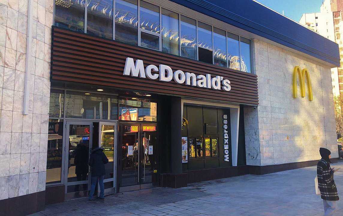 Ucraina: McDonald’s cede alla pressione e chiude 850 locali in Russia