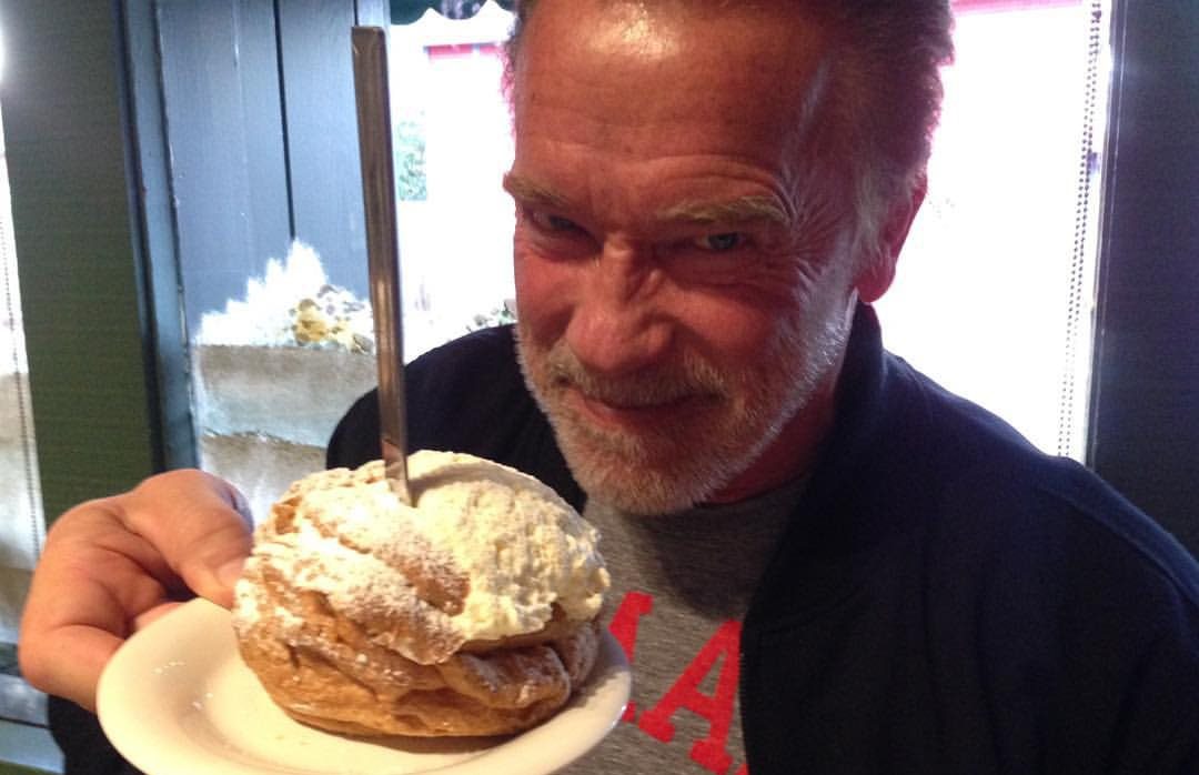 Arnold Schwarzenegger mangia