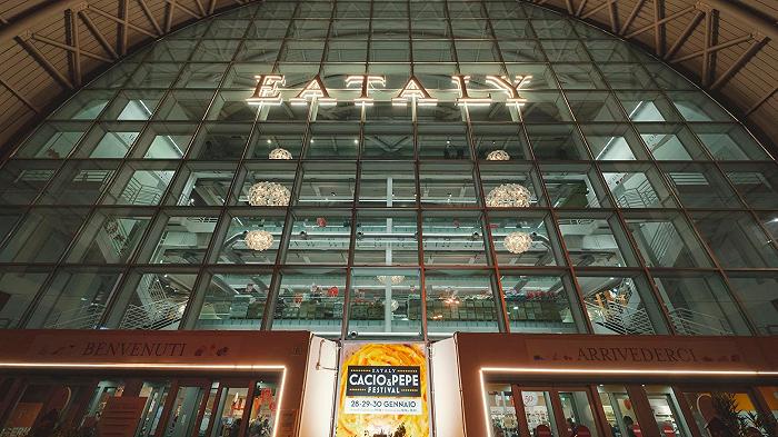 Eataly Roma: accusata di rapina impropria Lisa Lelli, moglie di Daniele Silvestri