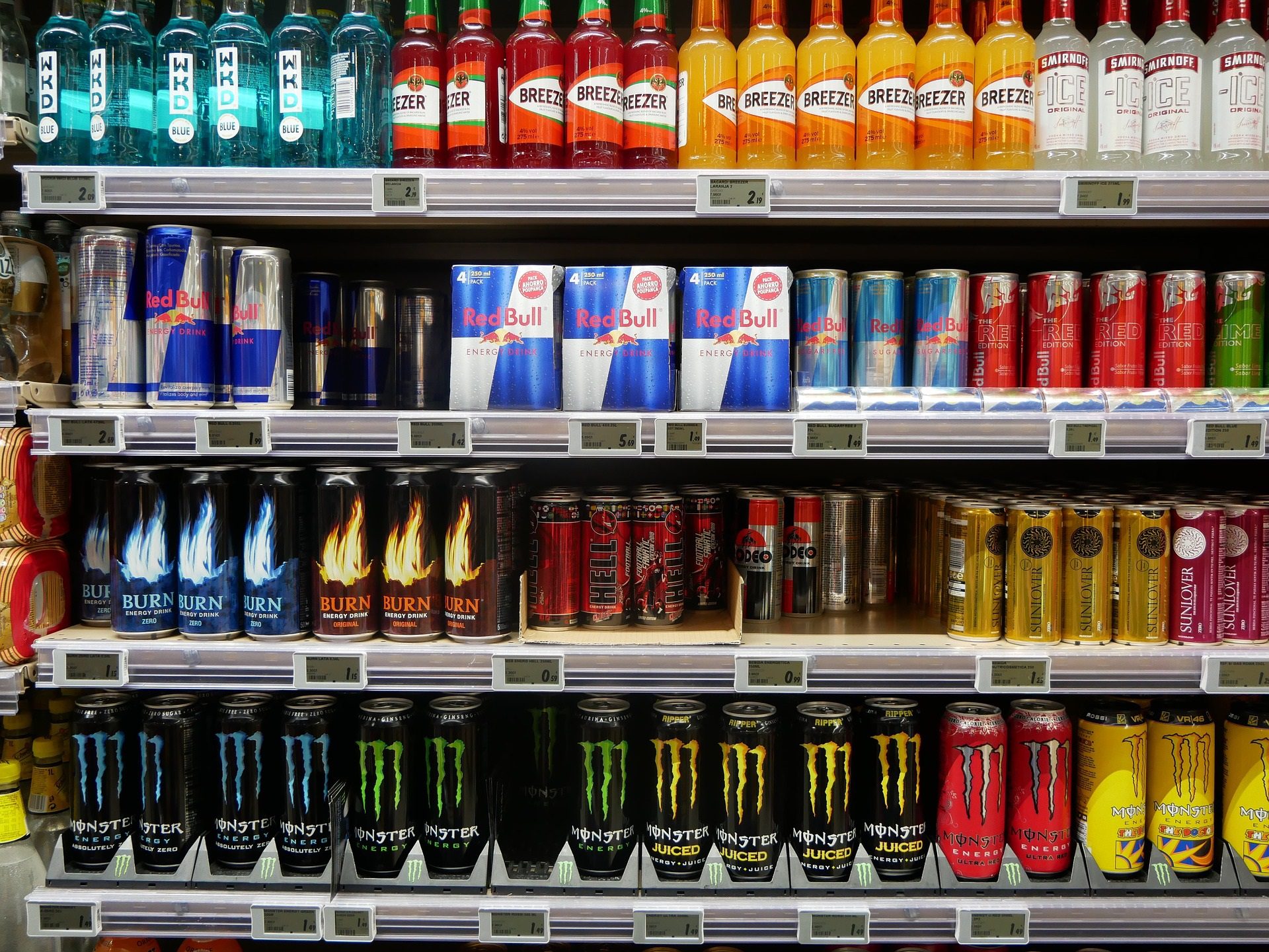 Australia, energy drink vietati ai minori di 18 anni per migliorare la salute mentale