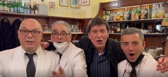 Gianni Morandi va al ristorante a Milano e, come aperitivo, canta con i camerieri