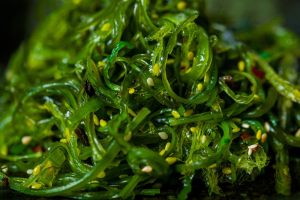 goma wakame pronta con semi di sesamo aggiunti