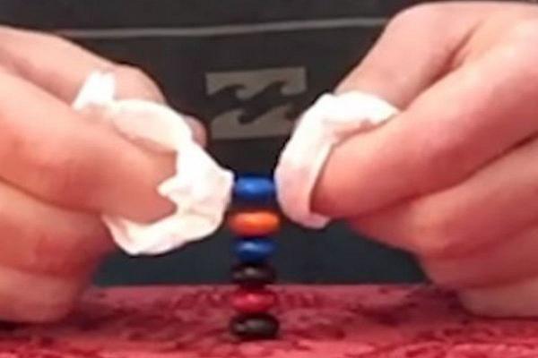 M&M’s impilate una sull’altra: ne bastano sei per entrare nel Guinness World Record