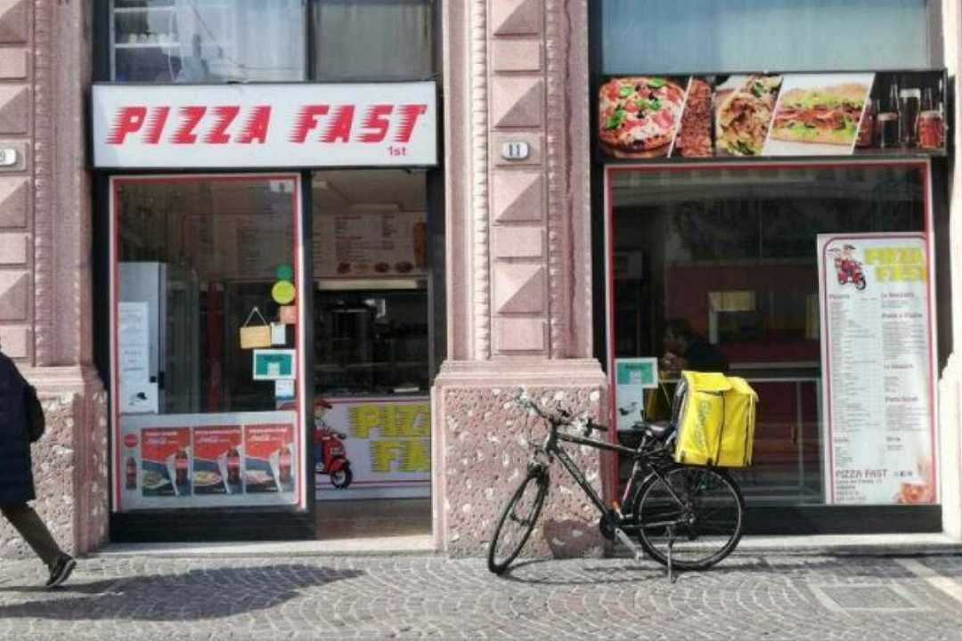 Padova, pizzaiolo si rifiuta di dare la pizza gratis: lo aggrediscono in tre