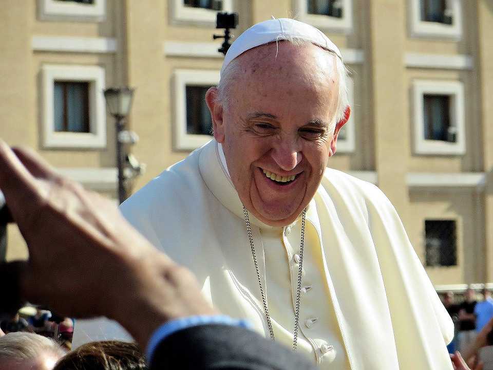 Papa Francesco invita i giovani a mangiare meno carne: “È urgente”