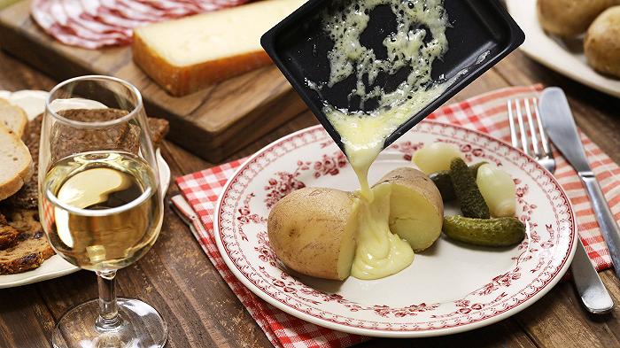 Raclette, una ricetta a base di formaggio francese per una cena in compagnia