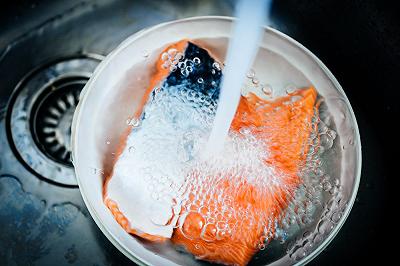 Lavate e asciugate il salmone