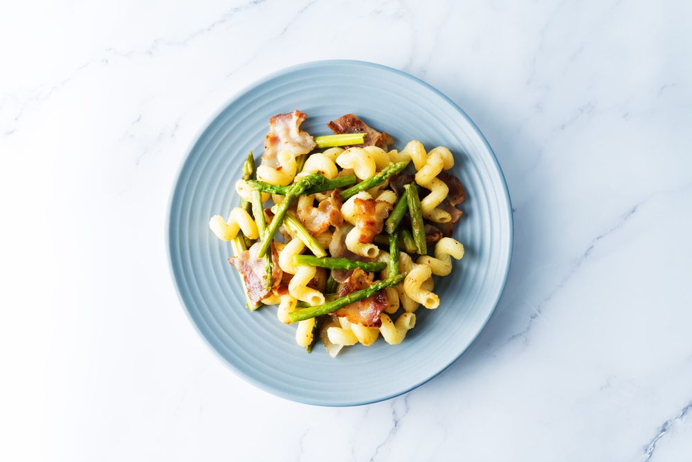 Pasta con asparagi e speck