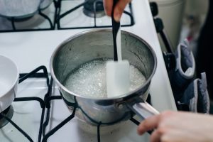 sciroppo di zucchero in un pentolino
