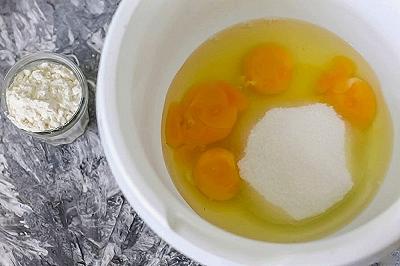 Montate olio zucchero e uova
