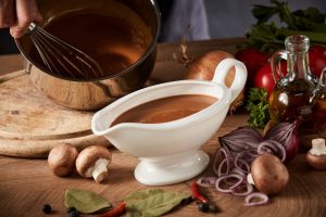 salsa dell'arrosto in una salsiera