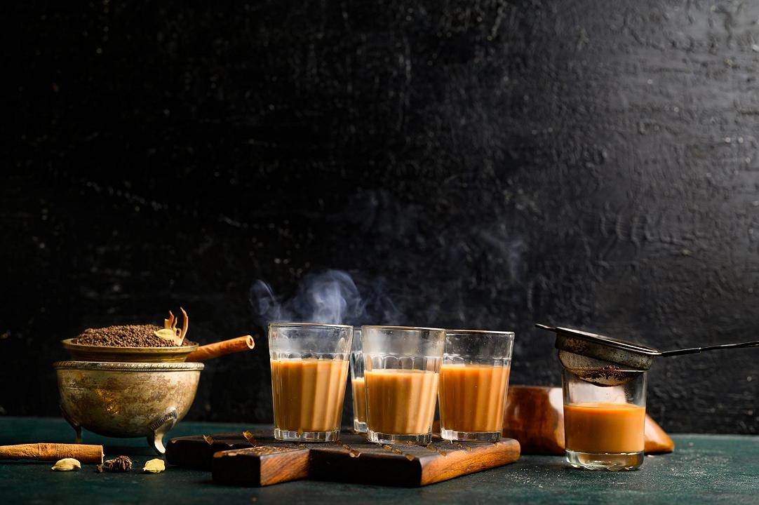 Non chiamatelo tè chai: cos’è il masala chai che si beve tutti i giorni in India