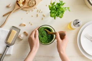 aggiunta di formaggio al pesto