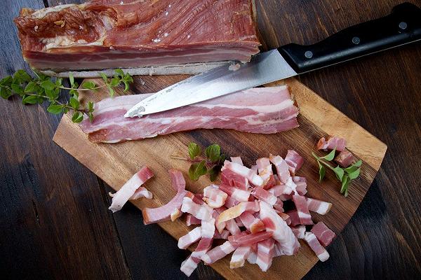 Carne rossa: sei allergico? La pancetta potrebbe essere la cura