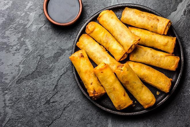 involtini primavera al forno su un piatto con ciotola di salsa di soia