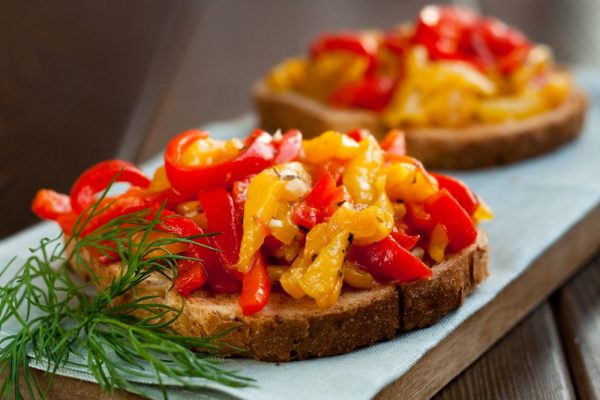 bruschetta con peperoni in agrodolce