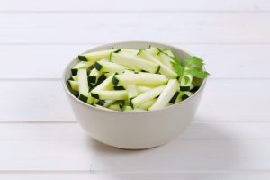 zucchine tagliate in una ciotola