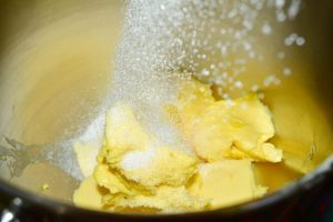 burro e zucchero in ciotola