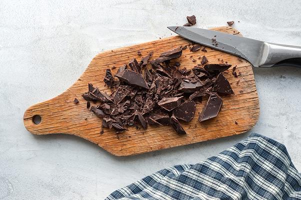 tagliere con cioccolato fondente tagliato
