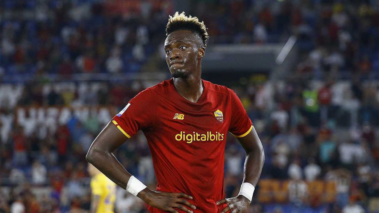 Roma, Tammy Abraham incontra quattro tifosi delusi e offre loro la cena al ristorante