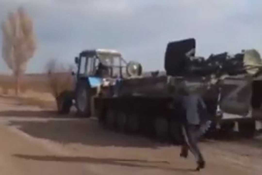Ucraina, un agricoltore ruba un carro armato russo usando un trattore