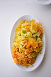 fiori di zucca tagliati a striscioline in un piatto