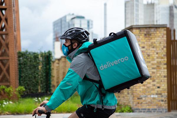 Francia, Deliveroo multata per 375 mila euro: i rider erano senza contratto