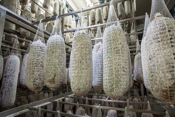 Bresaola Valtellina, il mercato torna ai livelli pre-Covid: bene produzione (+6,1%) e consumi (+8%)