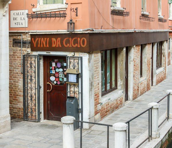 Vini da Gigio a Venezia, recensione: il ristorante resistente tra un Old Wild West e un Mc Donald’s