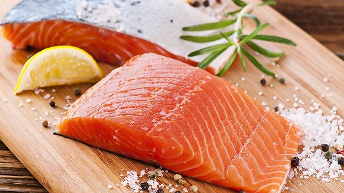 Salmone allevato: secondo uno studio è insostenibile e poco nutriente