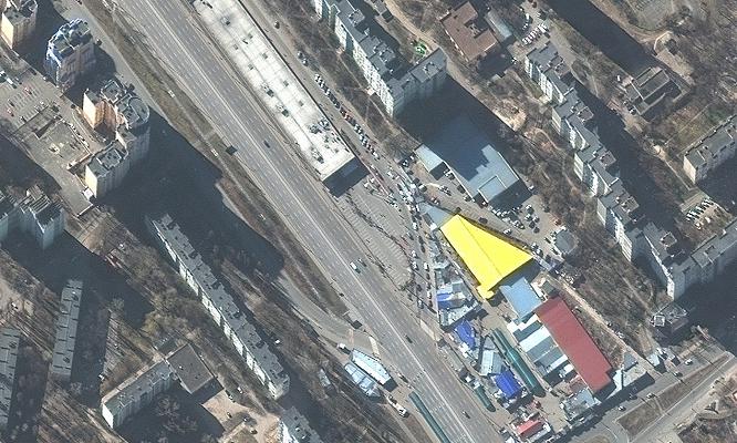 Ucraina, i satelliti fotografano le code della gente in cerca di cibo nei supermercati