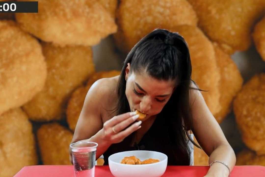 Crocchette di pollo: 19 in sessanta secondi, a fare il nuovo Guinness World Record è una ragazza