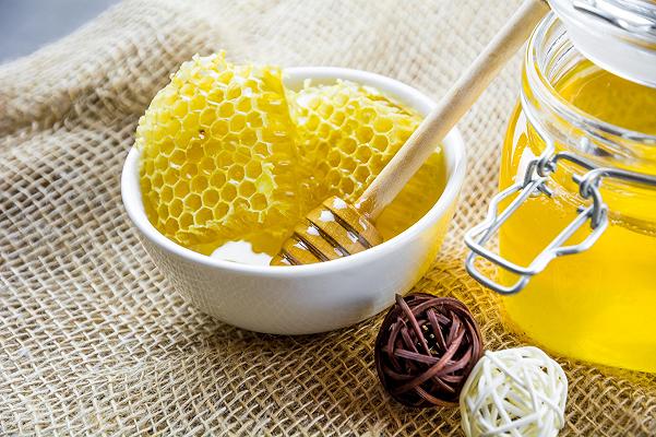 Miele in favo: cos'è, benefici e caratteristiche, usi in cucina - Dissapore