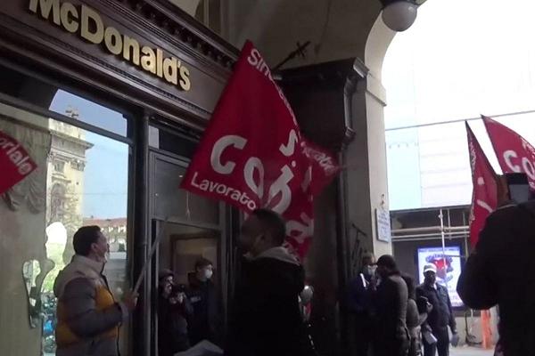 Torino, proteste in Piazza Castello: “McDonald’s fa schifo”