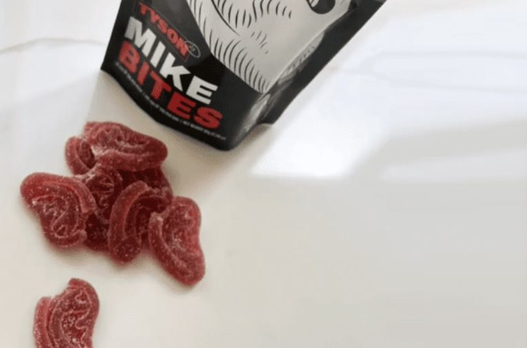 Mike Tyson vende caramelle alla cannabis a forma di orecchio morsicato