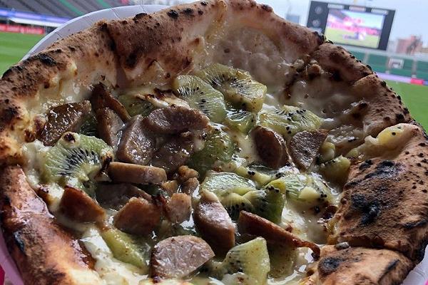 Giappone, allo stadio si mangia pizza con kiwi e salsiccia