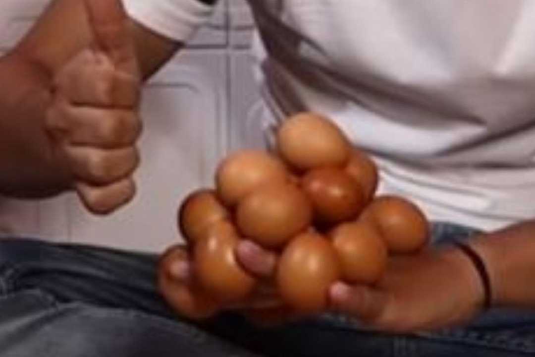 Uova in equilibrio sul dorso della mano: ce ne vogliono 18 per il nuovo Guinness World Record