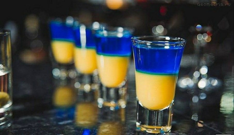 Dallas: bar propone gli shot giallo-blu “F*ck Putin” a sostegno dell’Ucraina